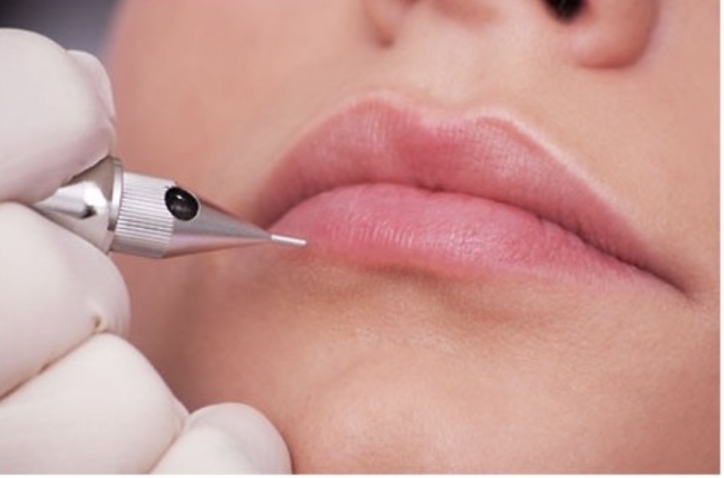 Maquillage semi-permanent des lèvres